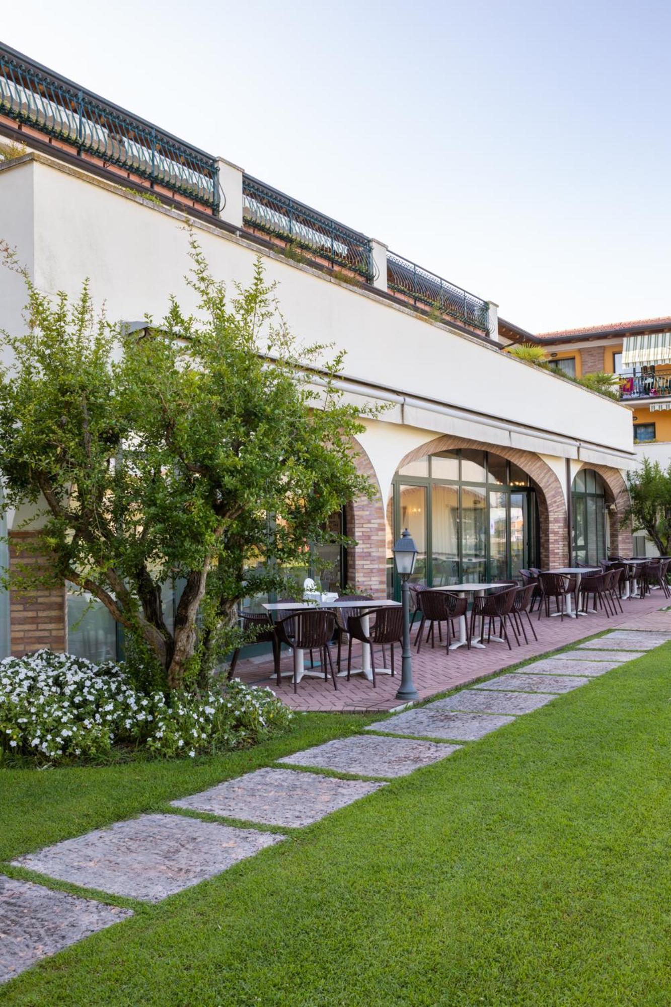 Le Terrazze Sul Lago Hotel & Residence Padenghe sul Garda Bagian luar foto