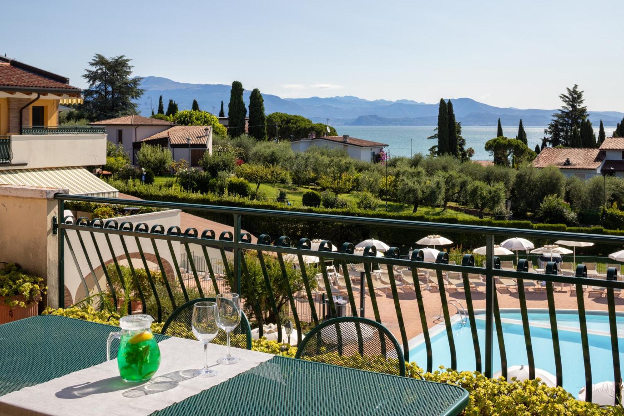 Le Terrazze Sul Lago Hotel & Residence Padenghe sul Garda Bagian luar foto